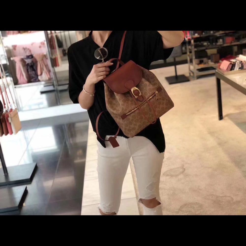 Backpack - Picture 3 of 7